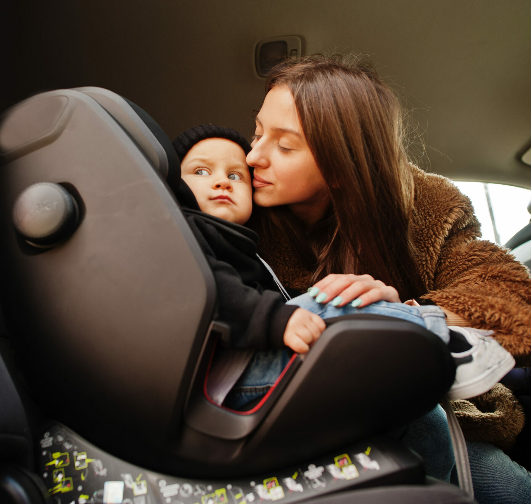 joven madre nino coche asiento bebe silla seguridad conduccion concepto scaled e1706088529471